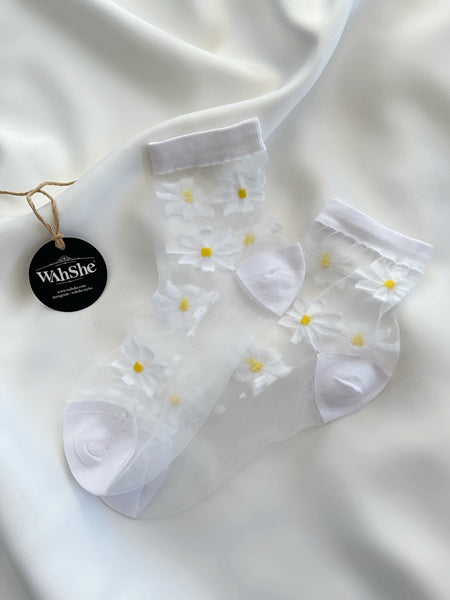 Romantische weiße Socken mit Gänseblümchenmuster